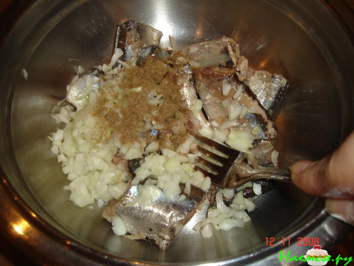 Рыбный пирог с консервированной сайрой