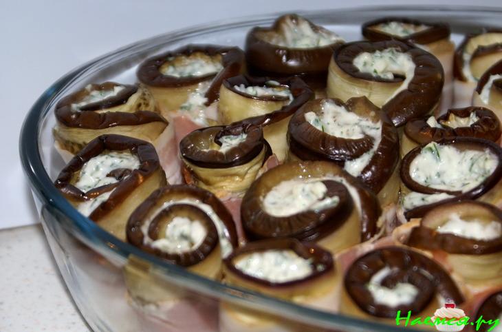 Баклажановые рулетики запеченные с творогом и беконом