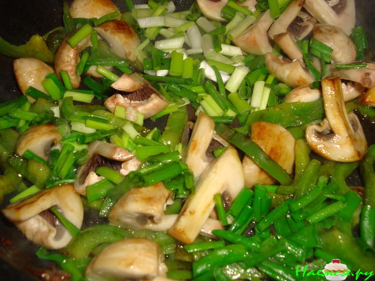 Говядина с шампиньонами,паприкой и луком (по-китайски) Говядина с шампиньонами,паприкой и луком (по-китайски)