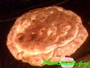 Пирог с яйцом, луком, рисом и соевым соусом