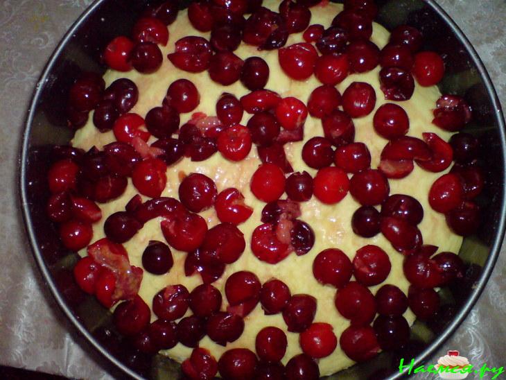 Пирог с вишней и безе