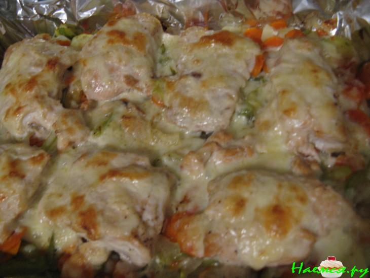 Лосось в горчично-майонезном соусе запечённый с овощами