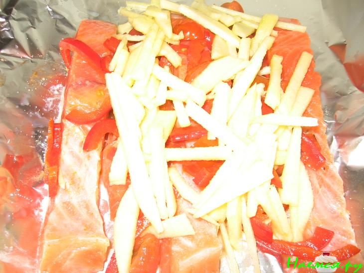 Семга запеченная с овощами и яблоком