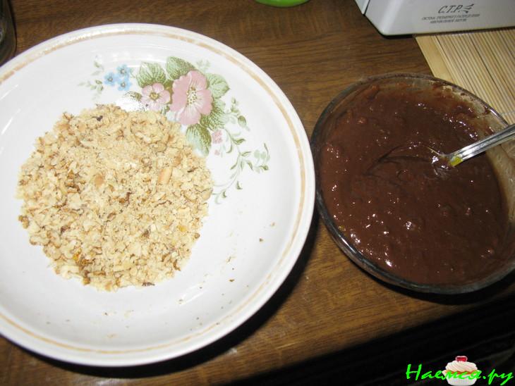 Пирог 'Кризис нам по зубам' с орехами и кремом