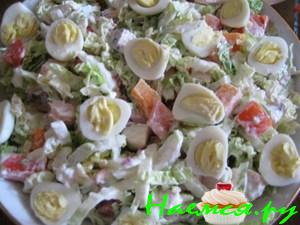 Салатик с копченой курочкой и перепелиными яйцами
