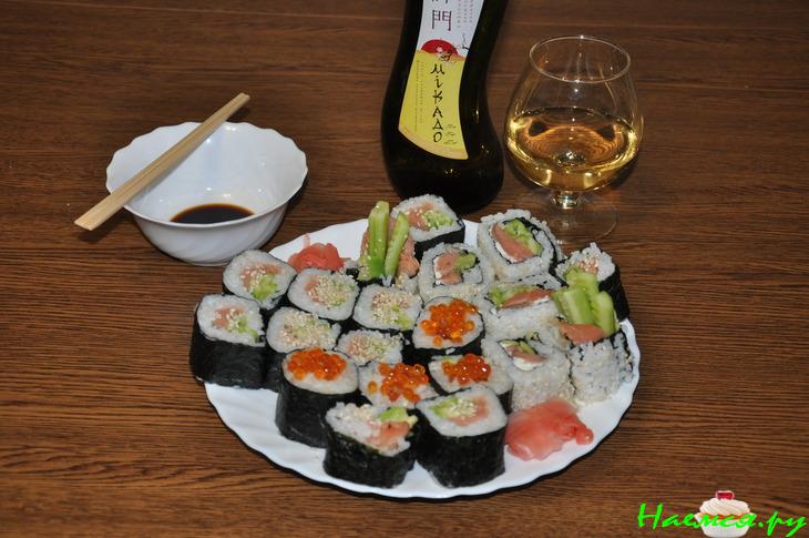 Суши-роллы с красной рыбой, фета, васаби...