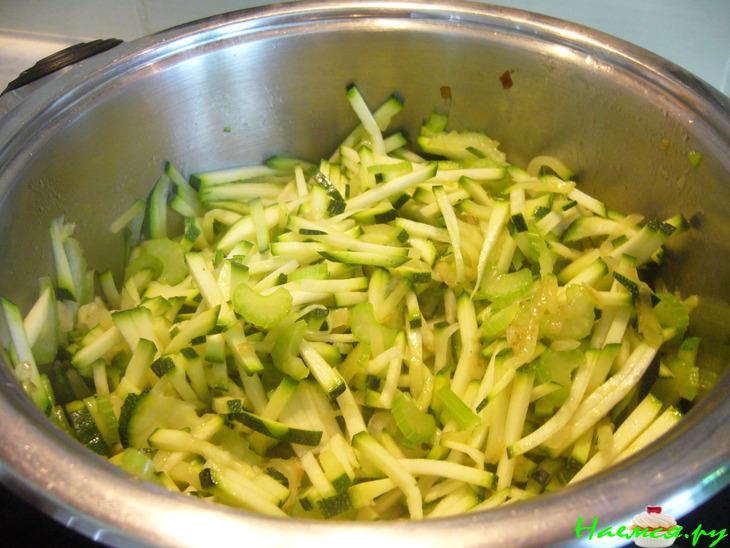 Суп-пюре из цуккини с молодым сахарным горошком Суп-пюре из цуккини с молодым сахарным горошком