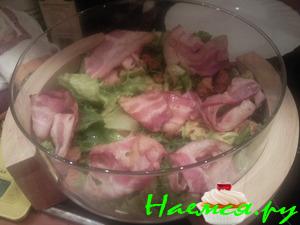 Салат с авокадо и беконом