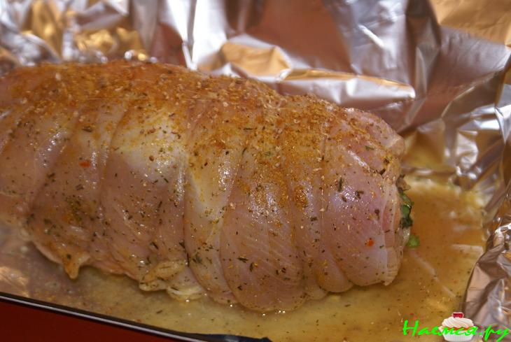 Рулет из индейки с чесноком и свекольными листьями Рулет из индейки с чесноком и свекольными листьями