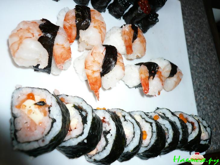 Суши-роллы с лососем Суши-роллы с лососем