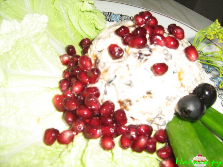 Салат из куриной грудки с черносливом и маслинами