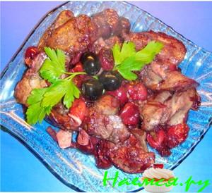 Куриная печёнка с вишней и луком пореем Куриная печёнка с вишней и луком пореем