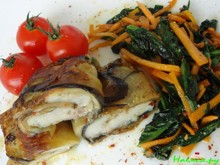 Рулет из белой рыбы в баклажане с гарниром из шпината