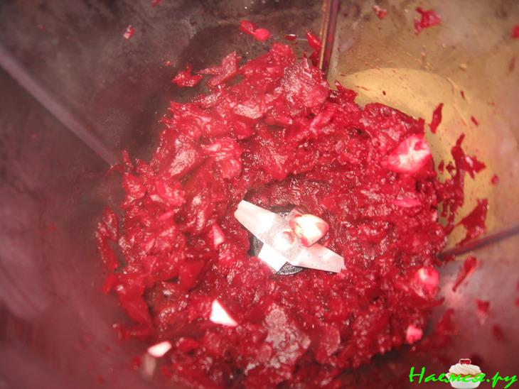 Свекольник с колбаской и грибами