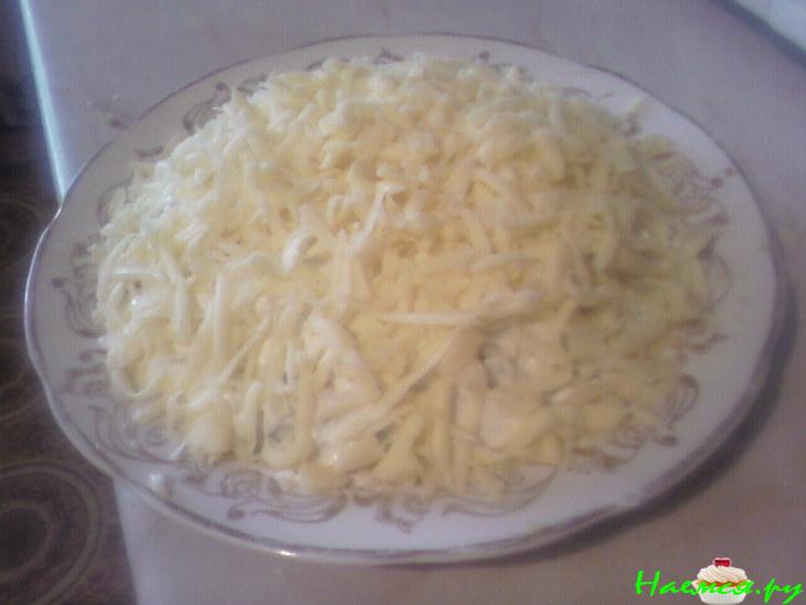 Слоёный салат из форели и овощей