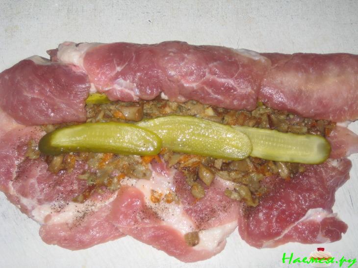 Свиной рулет с грибами и солеными огурцами Свиной рулет с грибами и солеными огурцами