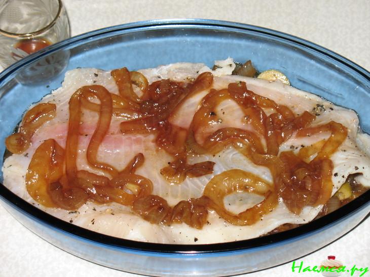 Рыбка на карамелизированном луке