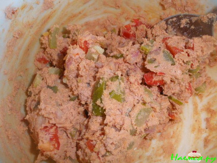 Крекеры-канапе с салатом из ливерной колбасы