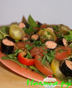 Салат с кусочками форели в нори