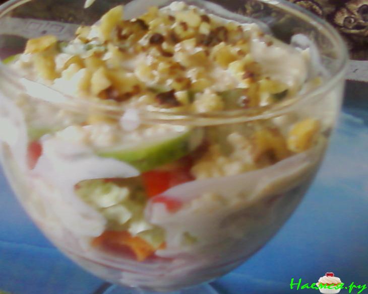 Салат овощной с жареными грецкими орехами