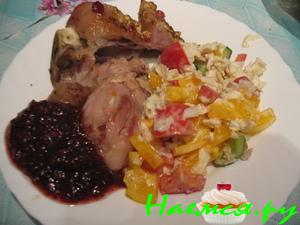 Рулька с клюквой под сливовым соусом