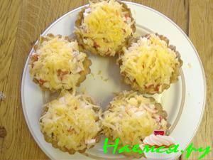 Тарталетки с салатом из крабовых палочек