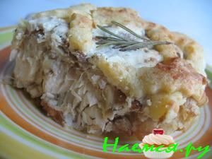Запеканка с рыбой и грибами под сеточкой из картофельного теста