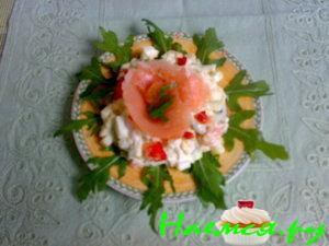 Салат с лососем и консервированным огурцом