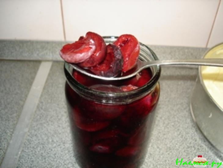 Сливовый пирог с ореховой посыпкой Сливовый пирог с ореховой посыпкой