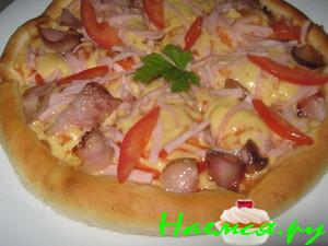 Пицца с беконом и ветчиной