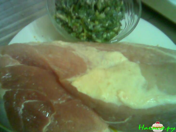 Буженина, фаршированная шпинатом