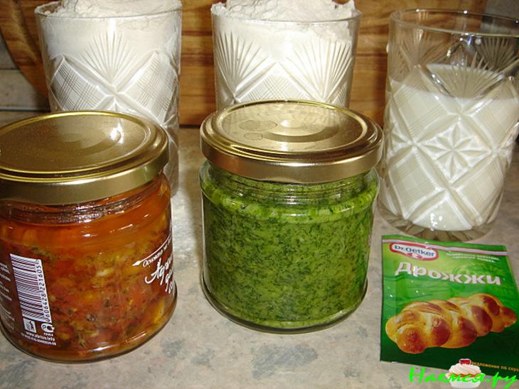 Хлеб с соусом из кориандра и соусом из вяленых помидор