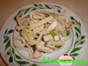Салат из кальмаров, картофеля и лука