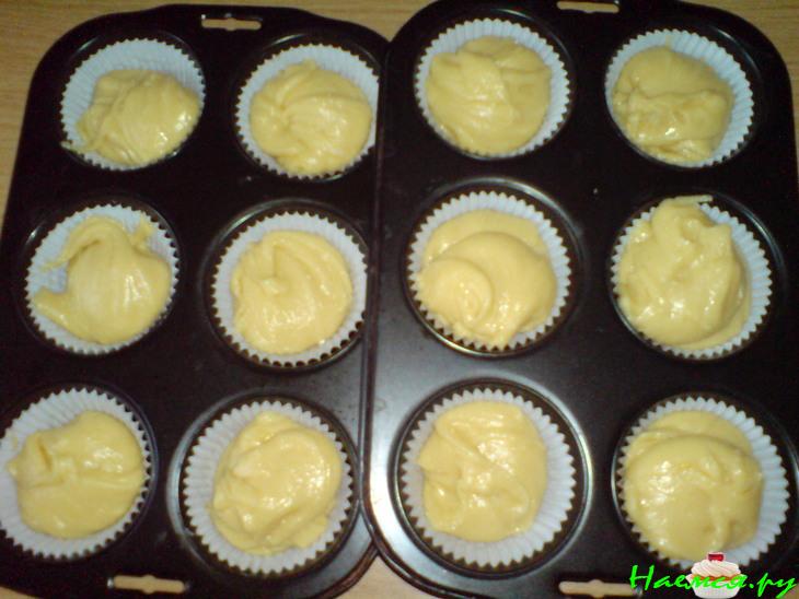 Маффины с 'шапкой' из Маскарпоне и клубничным пюре