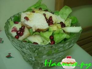 Салат из курицы с сельдереем, авокадо и салатом