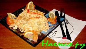 Салат с крабами, китайской капустой и сыром