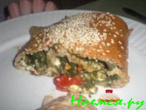 Рулет из цельной муки со шпинатом, фетой и помидорками черри