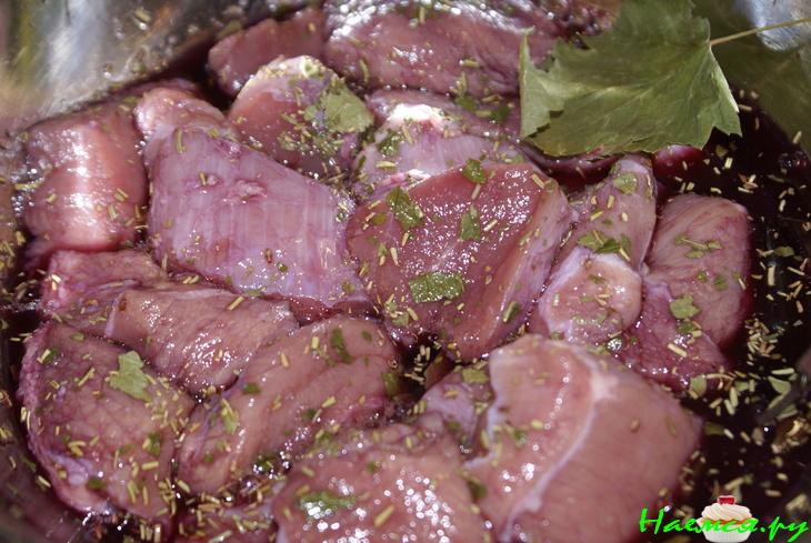 Телятина с вишней и розмарином в шоколадном соусе