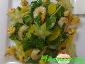 Салат с рукколой, креветками и клубничным соусом