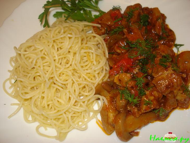 Аппетитная свиная поджарка с перцем и грибами Аппетитная свиная поджарка с перцем и грибами