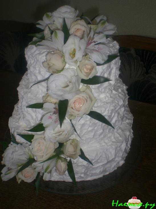 Свадебный торт с живыми цветами 