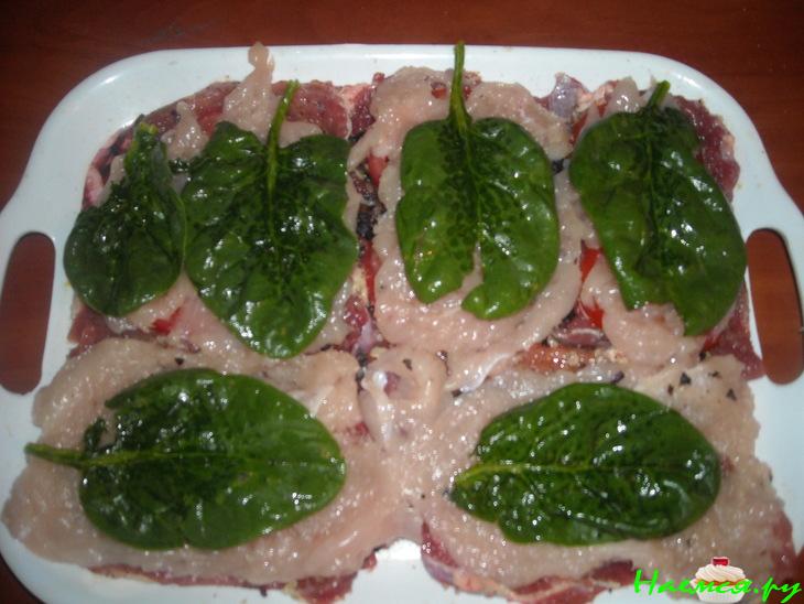 Рулетики мясные со шпинатом и грибами