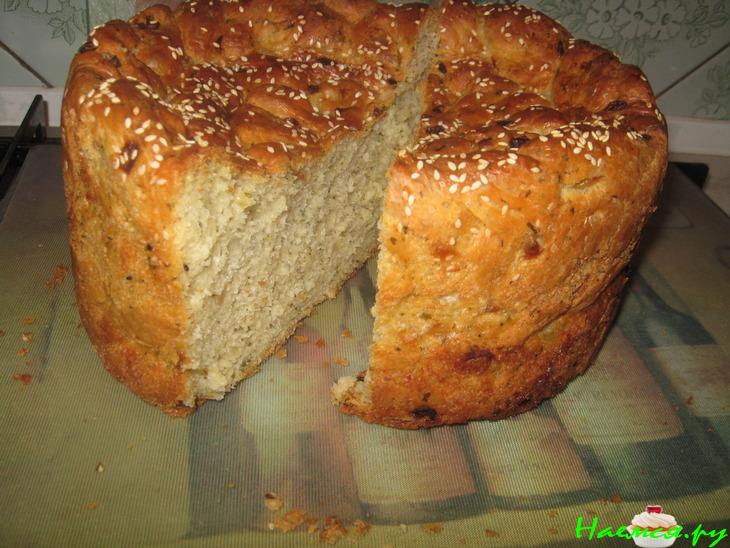 Ароматный хлеб с душистым маслом, травами и луком