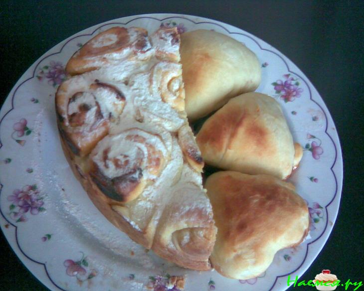 Сердечная выпечка (булочки с клубничным вареньем и пирог с творогом и апельсиновым киселем)