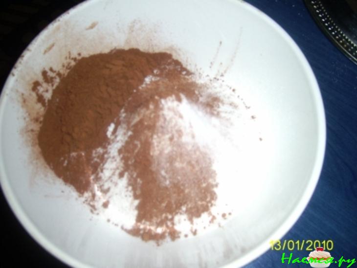 Шоколадное пирожное с желейной прослойкой Шоколадное пирожное с желейной прослойкой