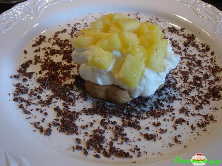 Десерт с песочным печеньем и фруктами Десерт с песочным печеньем и фруктами