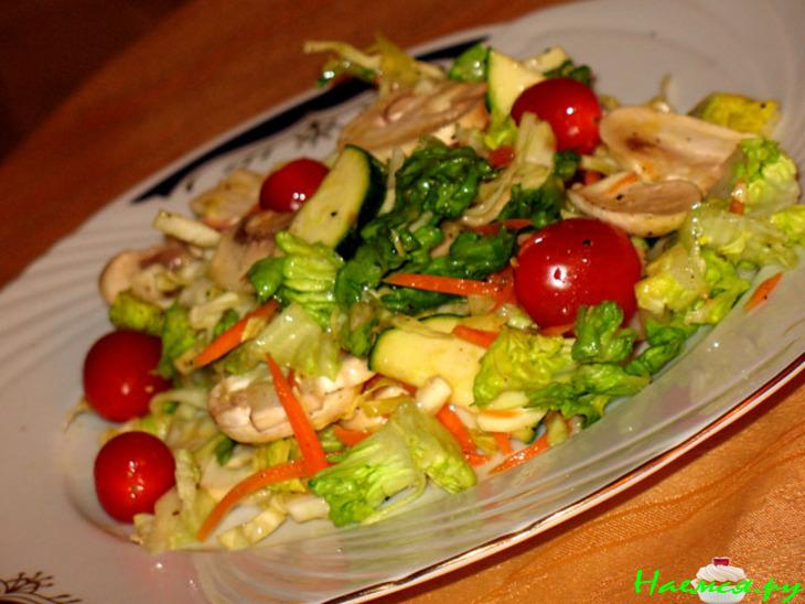 Лёгкий салат с сырыми шампиньонами