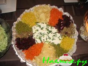 Салат "Разноцветный" с чипсами