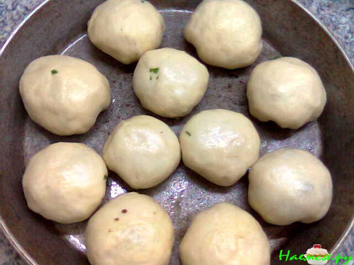 Булочки с начинкой из картошки и фарша
