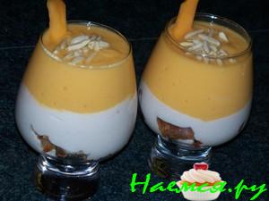 Десерт из кекса и немного миндаля